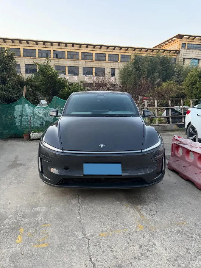 2025 Tesla Model Y BEV 62.5KWH,autocango,china used car exporter,china ev exporter,chinese used car exporter,chinese used ev exporter