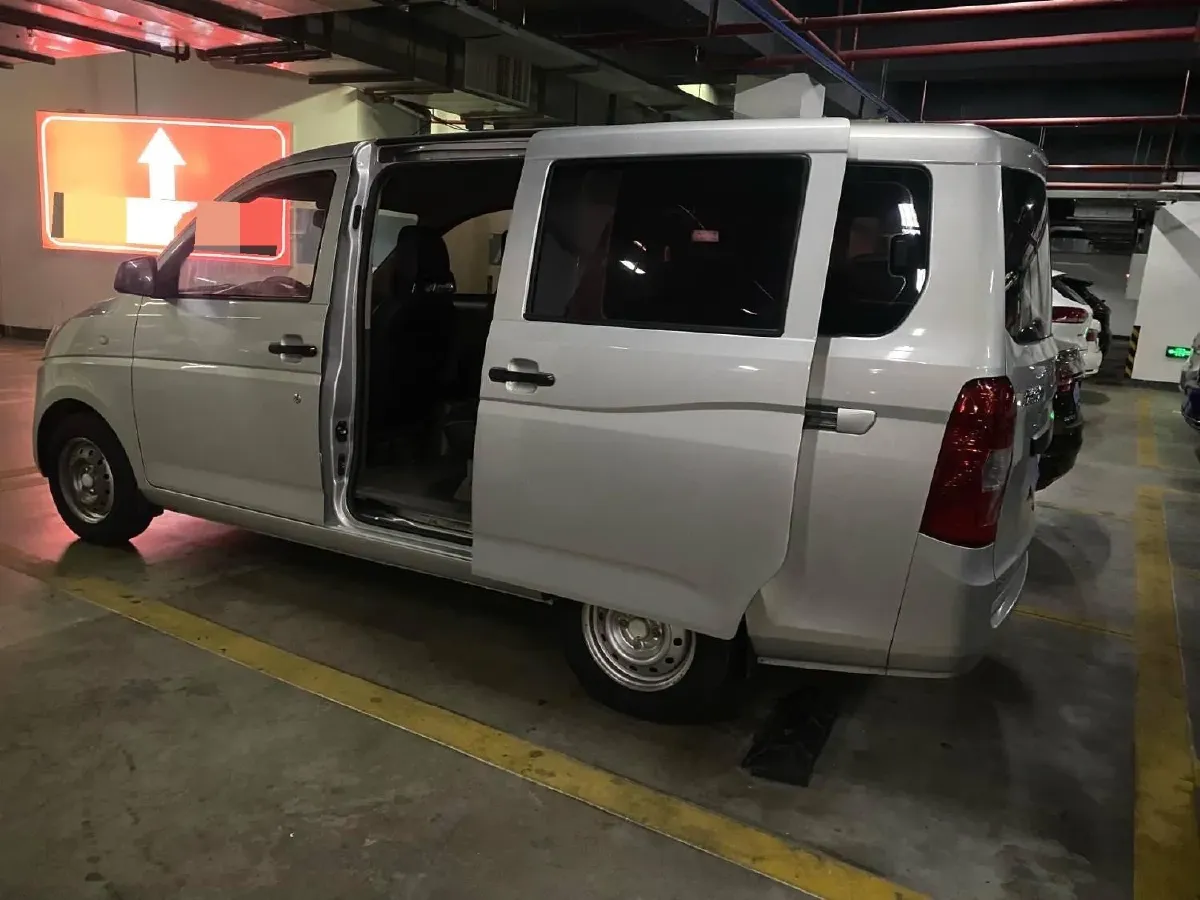 2018 WuLing RongGuang V 1.2L 88HP L4 5MT,autocango,china used car exporter,china ev exporter,chinese used car exporter,chinese used ev exporter