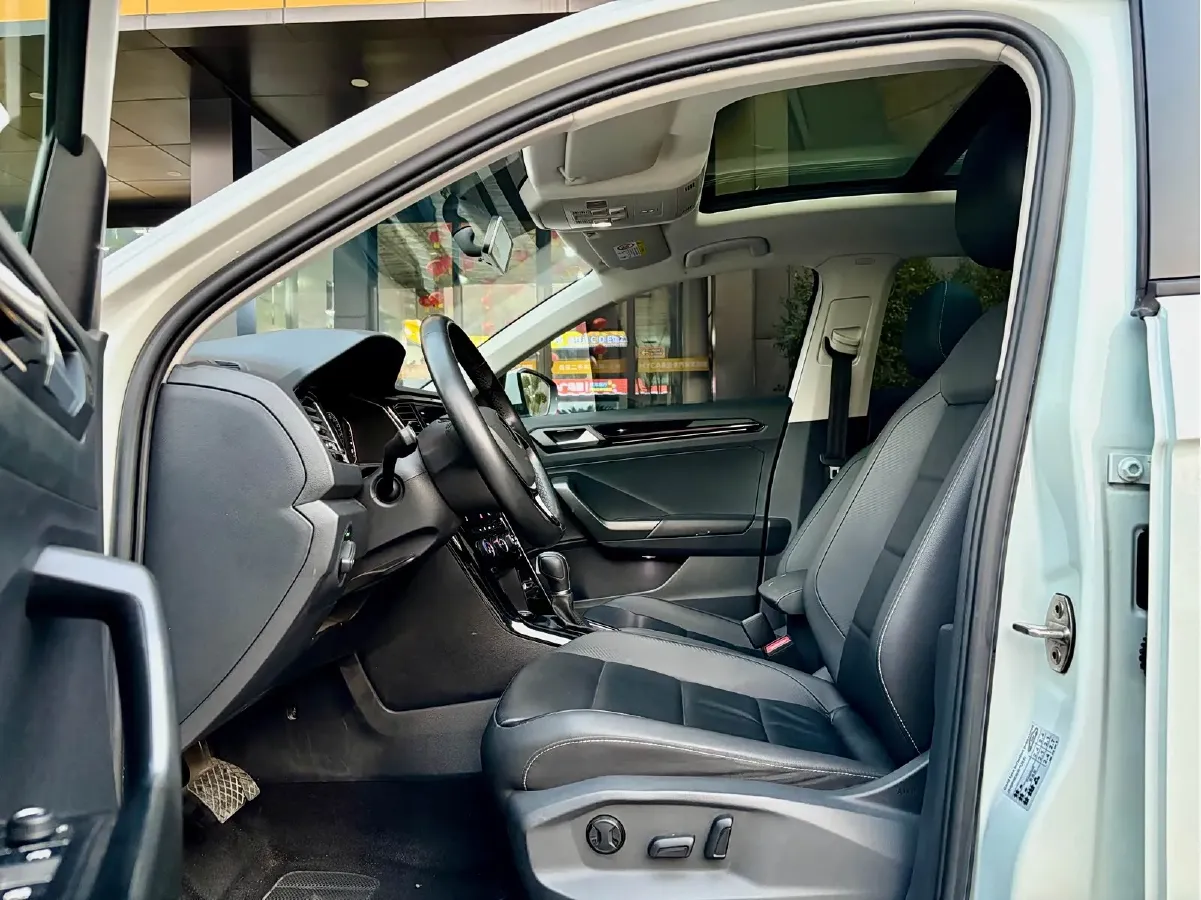 2022 Volkswagen T-Roc 1.4T 150HP L4 7DCT,autocango,china used car exporter,china ev exporter,chinese used car exporter,chinese used ev exporter