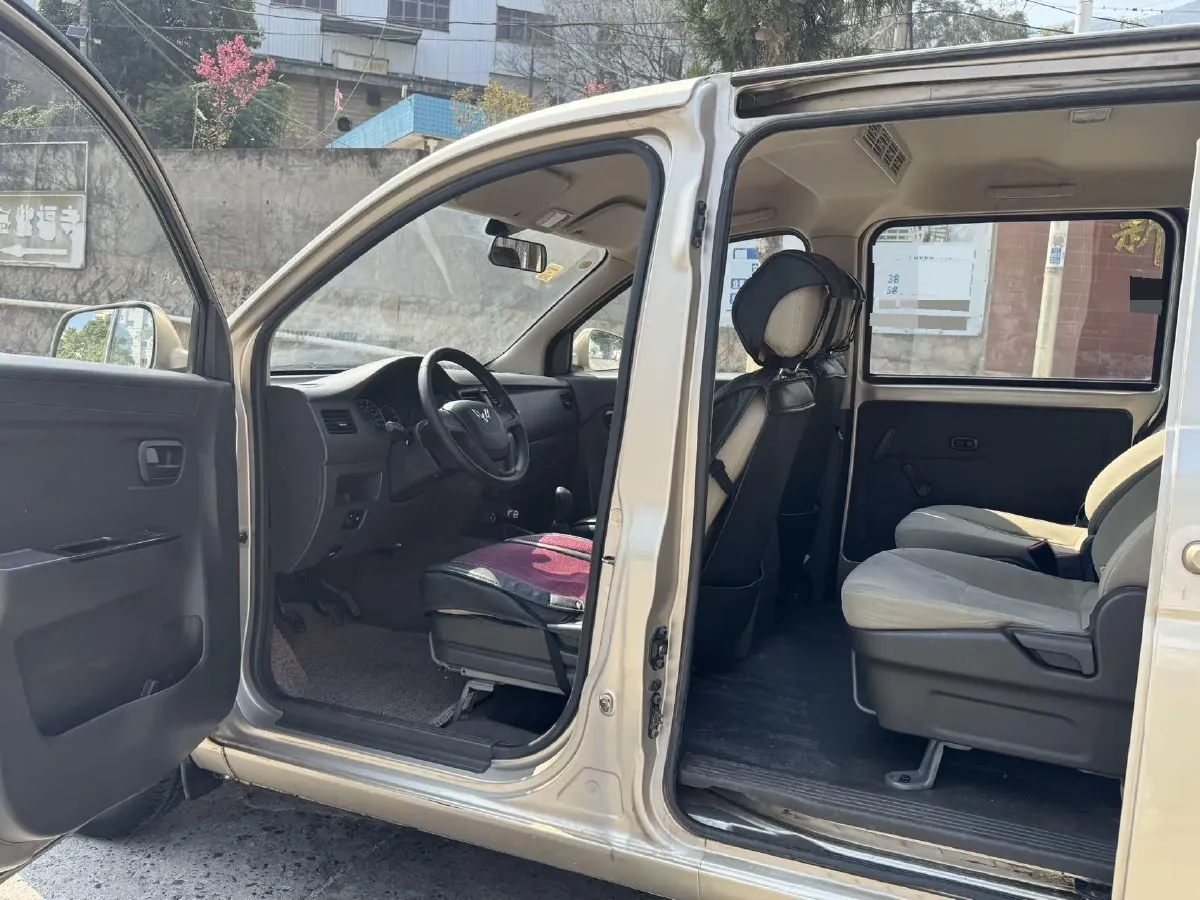 2016 WuLing RongGuang V 1.5L 112HP L4 5MT,autocango,china used car exporter,china ev exporter,chinese used car exporter,chinese used ev exporter