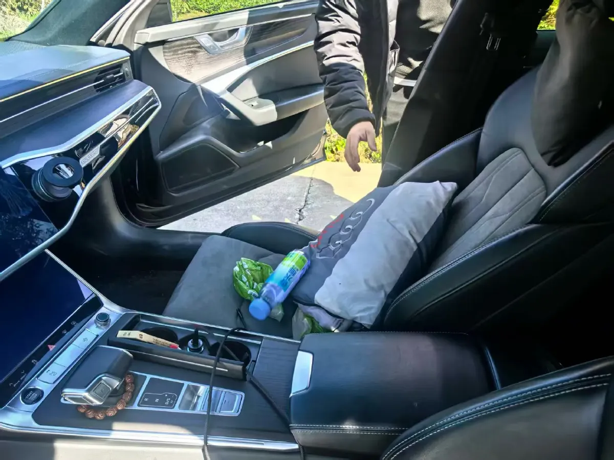 2025 Audi A6L 2.0T 245HP L4 7DCT,autocango,china used car exporter,china ev exporter,chinese used car exporter,chinese used ev exporter