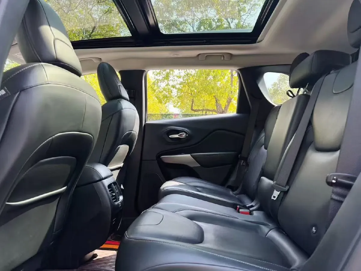 2020 Jeep Cherokee 2.0T 265HP L4 9AT,autocango,china used car exporter,china ev exporter,chinese used car exporter,chinese used ev exporter