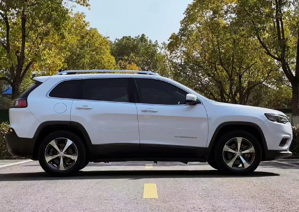 2020 Jeep Cherokee 2.0T 265HP L4 9AT,autocango,china used car exporter,china ev exporter,chinese used car exporter,chinese used ev exporter