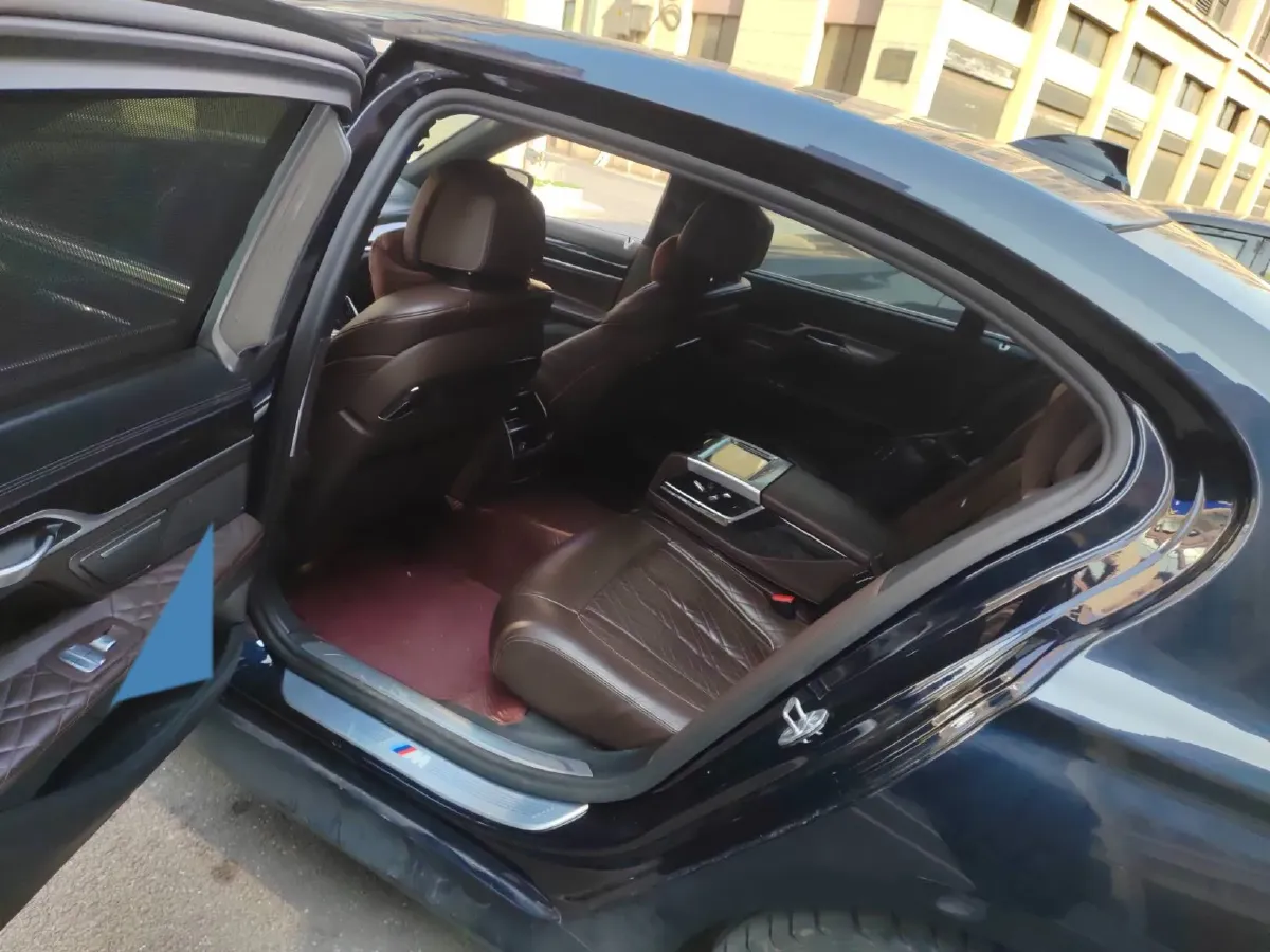 2021 BMW 7 Series 3.0T 340HP L6 8AT,autocango,china used car exporter,china ev exporter,chinese used car exporter,chinese used ev exporter