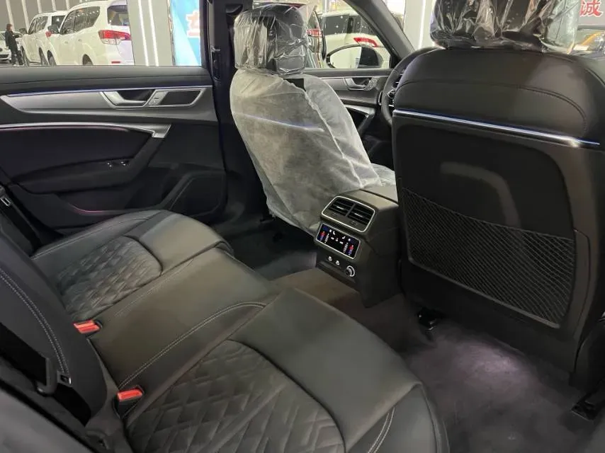 2025 Audi A6L 2.0T 245HP L4 7DCT,autocango,china used car exporter,china ev exporter,chinese used car exporter,chinese used ev exporter