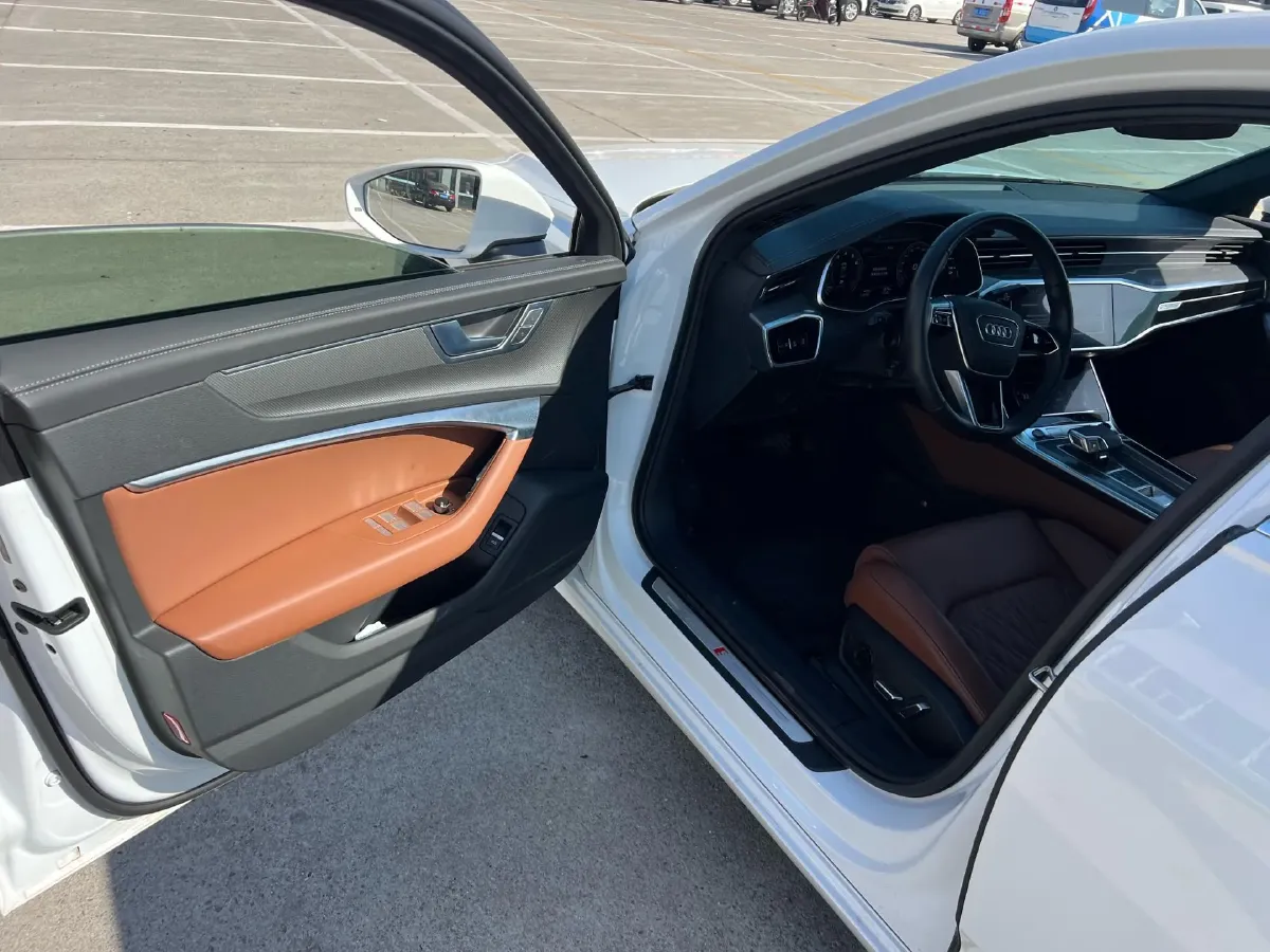 2025 Audi A6L 2.0T 245HP L4 7DCT,autocango,china used car exporter,china ev exporter,chinese used car exporter,chinese used ev exporter