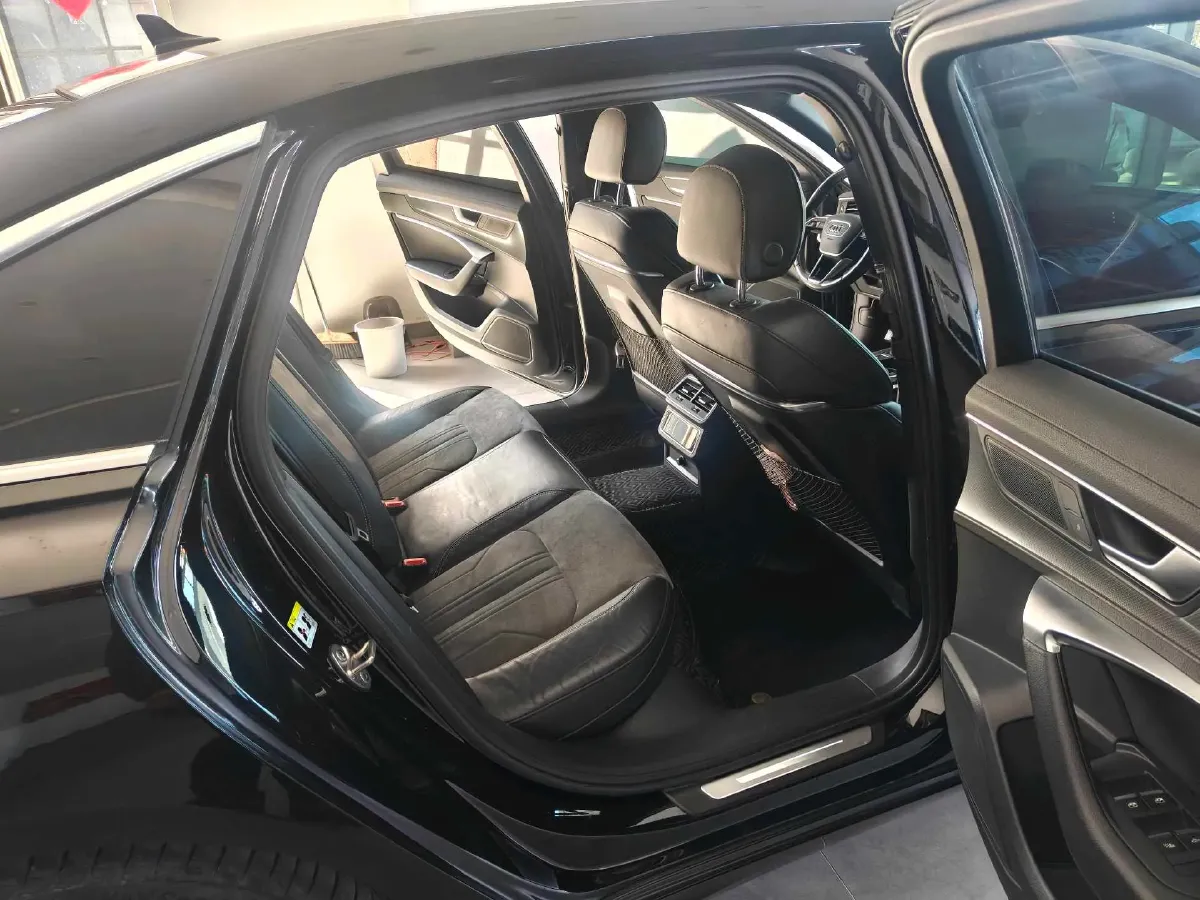 2021 Audi A6L 2.0T 224HP L4 7DCT,autocango,china used car exporter,china ev exporter,chinese used car exporter,chinese used ev exporter