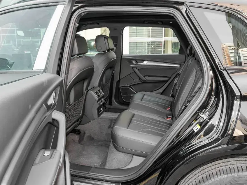 2024 Audi Q5L 2.0T 245HP L4 7DCT,autocango,china used car exporter,china ev exporter,chinese used car exporter,chinese used ev exporter