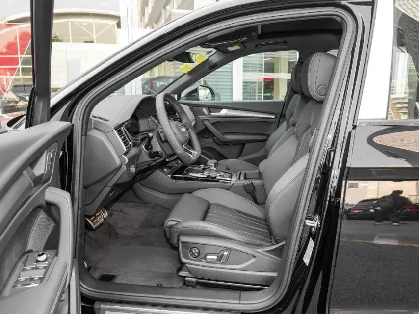 2024 Audi Q5L 2.0T 245HP L4 7DCT,autocango,china used car exporter,china ev exporter,chinese used car exporter,chinese used ev exporter