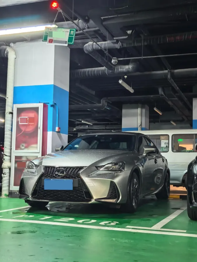 2017 Lexus IS 2.0T 245HP L4 8AT,autocango,china used car exporter,china ev exporter,chinese used car exporter,chinese used ev exporter