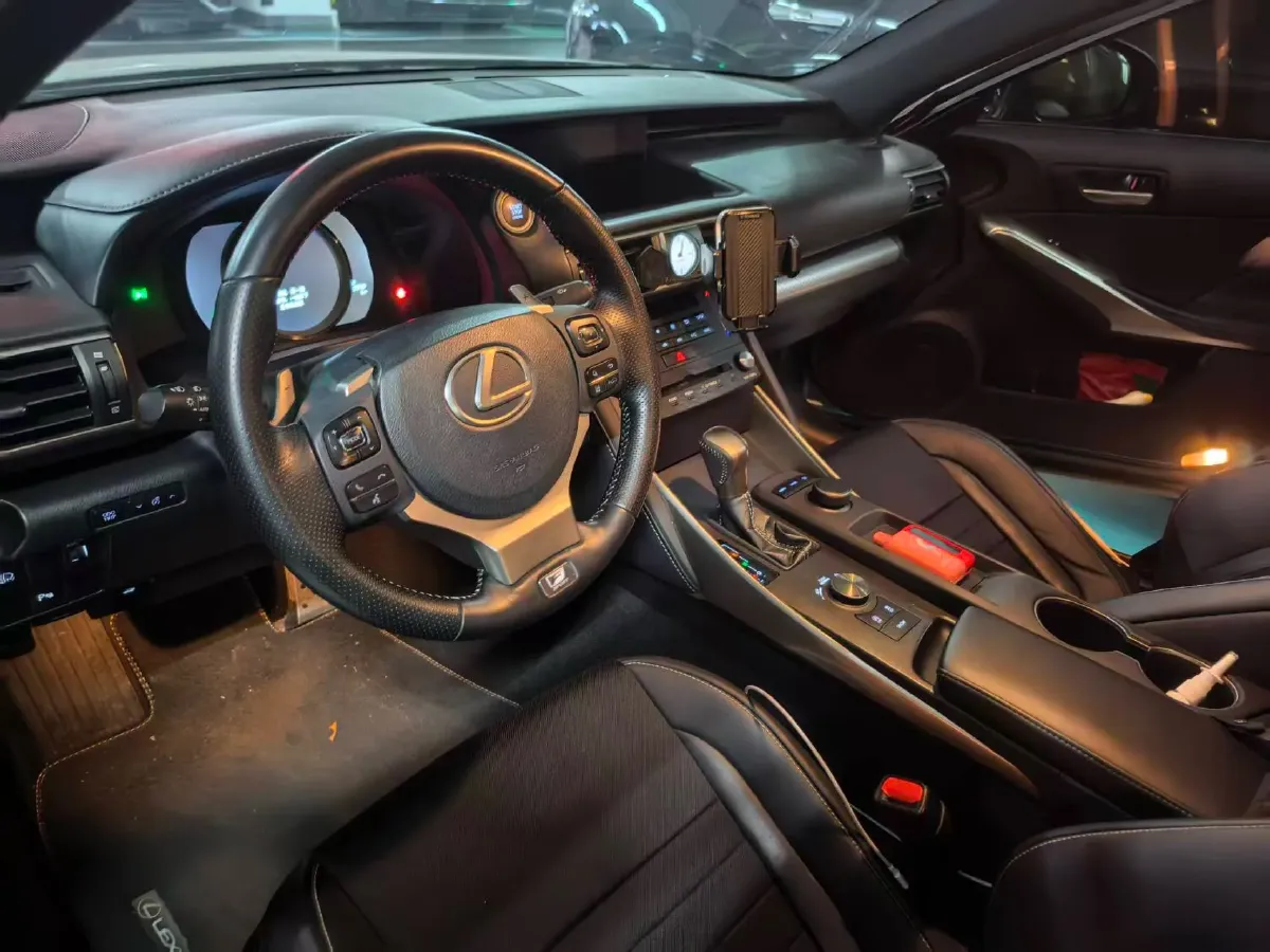 2017 Lexus IS 2.0T 245HP L4 8AT,autocango,china used car exporter,china ev exporter,chinese used car exporter,chinese used ev exporter