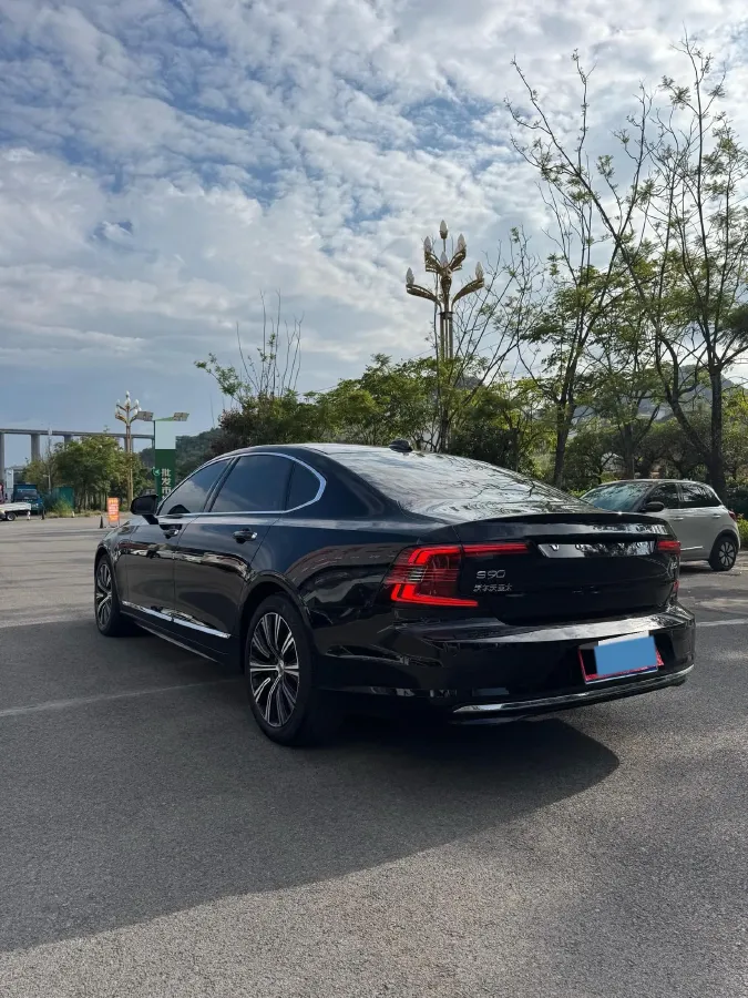 2022 Volvo S90 2.0T 250HP L4 8AT,autocango,china used car exporter,china ev exporter,chinese used car exporter,chinese used ev exporter