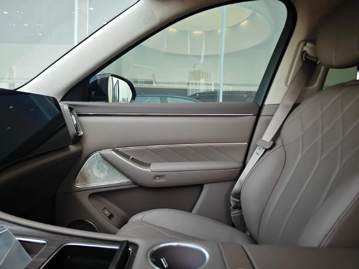 2025 AITO AITO M8 REEV 160HP REEV 53.4KWH,autocango,china used car exporter,china ev exporter,chinese used car exporter,chinese used ev exporter