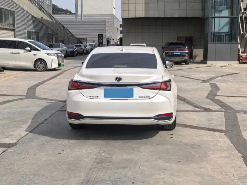 2024 Lexus ES 2.0L 173HP L4 CVT,autocango,china used car exporter,china ev exporter,chinese used car exporter,chinese used ev exporter
