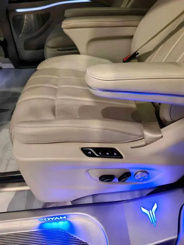 2024 Voyah Dream 1.5T 150HP L4 PHEV 43KWH,autocango,china used car exporter,china ev exporter,chinese used car exporter,chinese used ev exporter