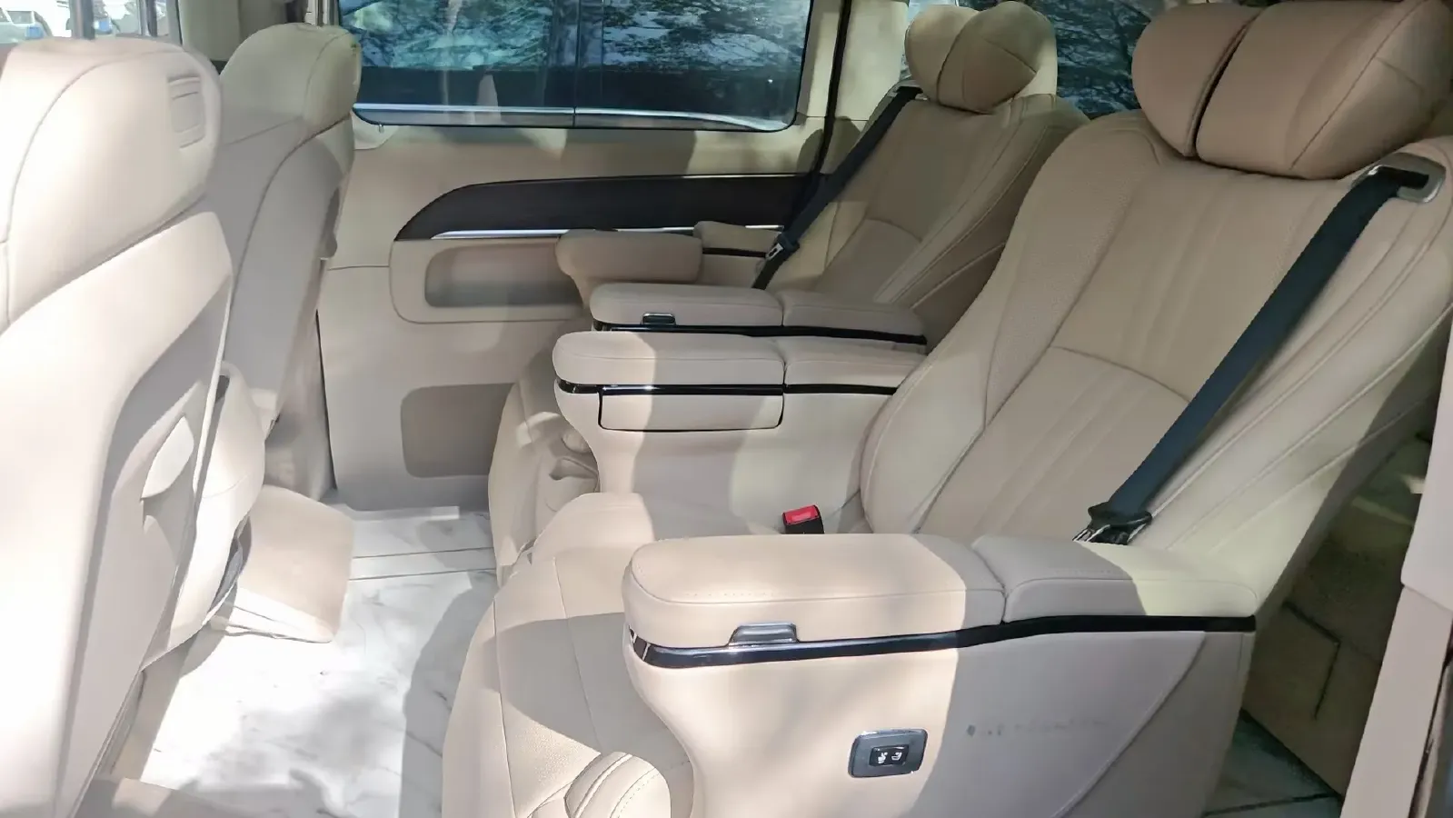 2021 Mercedes-Benz V Class 2.0T 211HP L4 9AT,autocango,china used car exporter,china ev exporter,chinese used car exporter,chinese used ev exporter