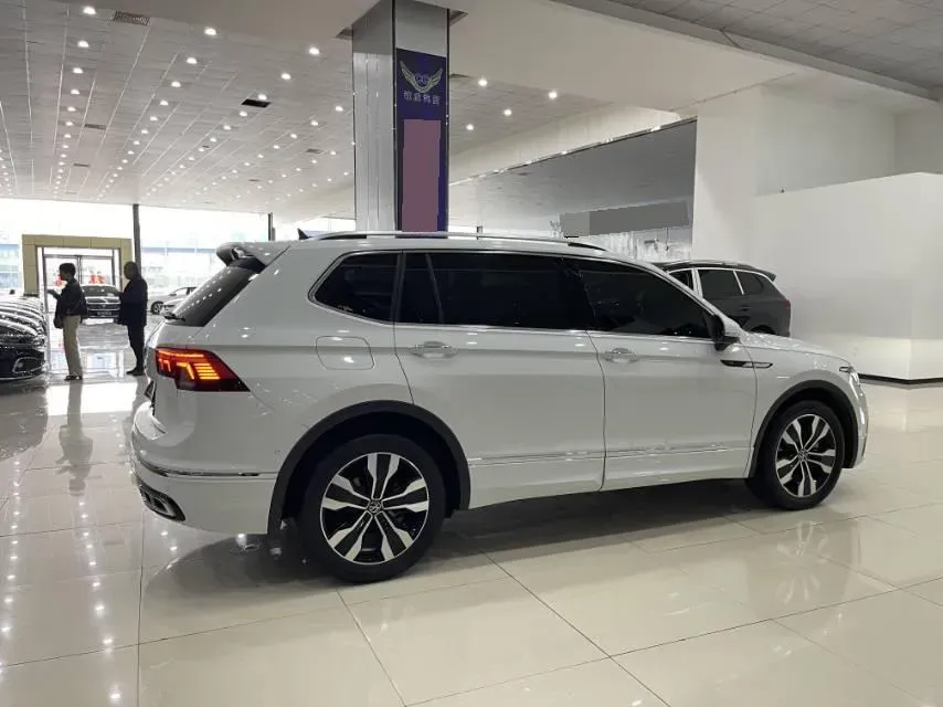 2024 Volkswagen Tiguan L 2.0T 186HP L4 7DCT,autocango,china used car exporter,china ev exporter,chinese used car exporter,chinese used ev exporter