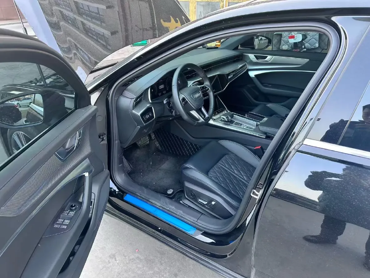 2025 Audi A6L 2.0T 245HP L4 7DCT,autocango,china used car exporter,china ev exporter,chinese used car exporter,chinese used ev exporter