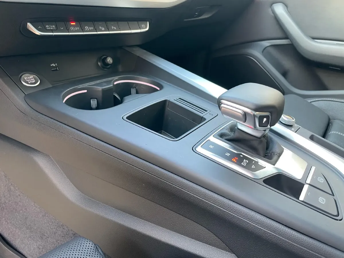 2020 Audi A4L 2.0T 190HP L4 7DCT,autocango,china used car exporter,china ev exporter,chinese used car exporter,chinese used ev exporter