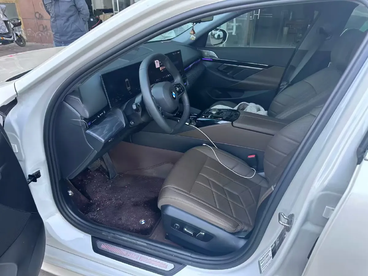 2024 BMW 5 Series 2.0T 190HP L4 8AT,autocango,china used car exporter,china ev exporter,chinese used car exporter,chinese used ev exporter