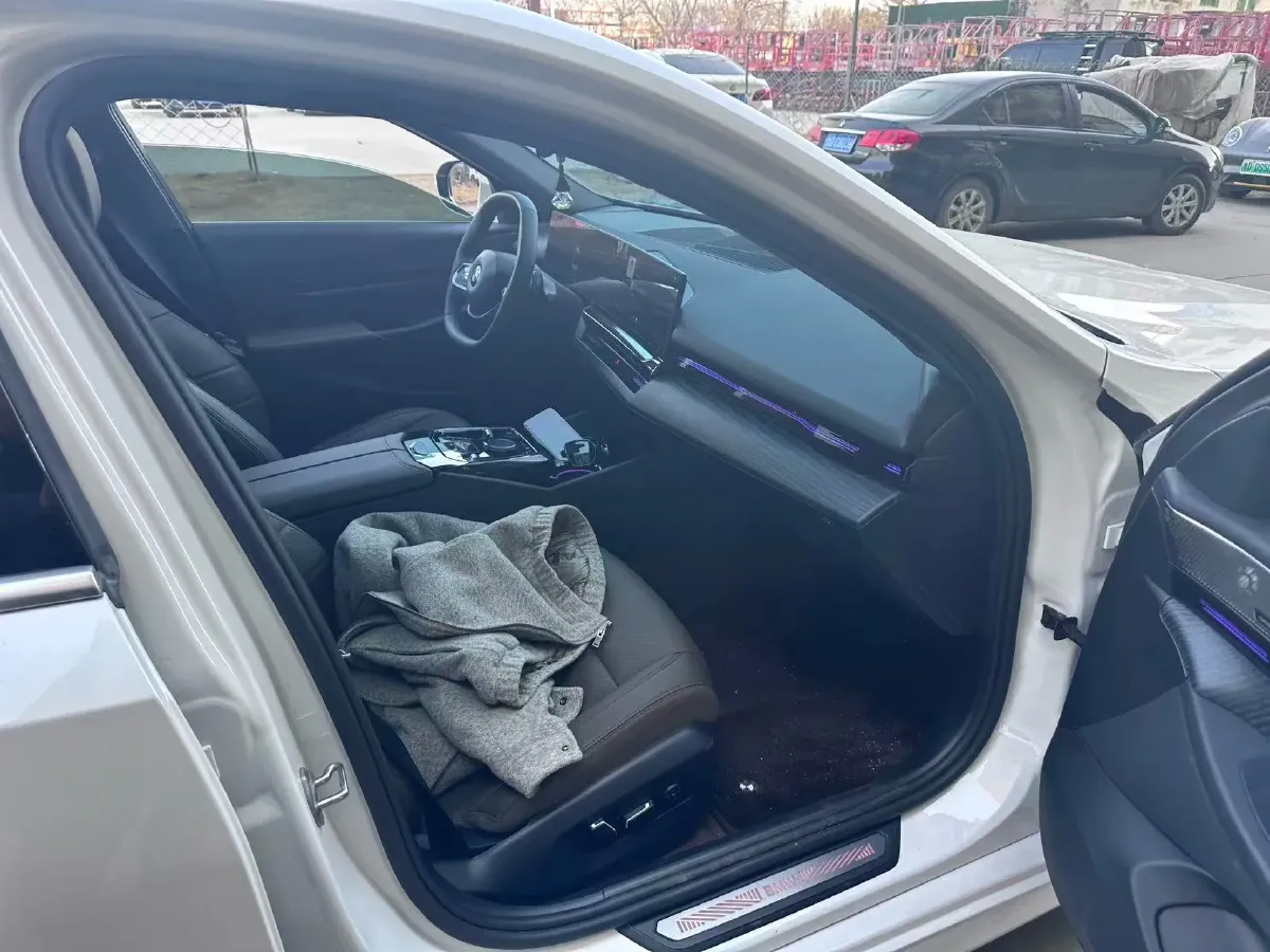 2024 BMW 5 Series 2.0T 190HP L4 8AT,autocango,china used car exporter,china ev exporter,chinese used car exporter,chinese used ev exporter