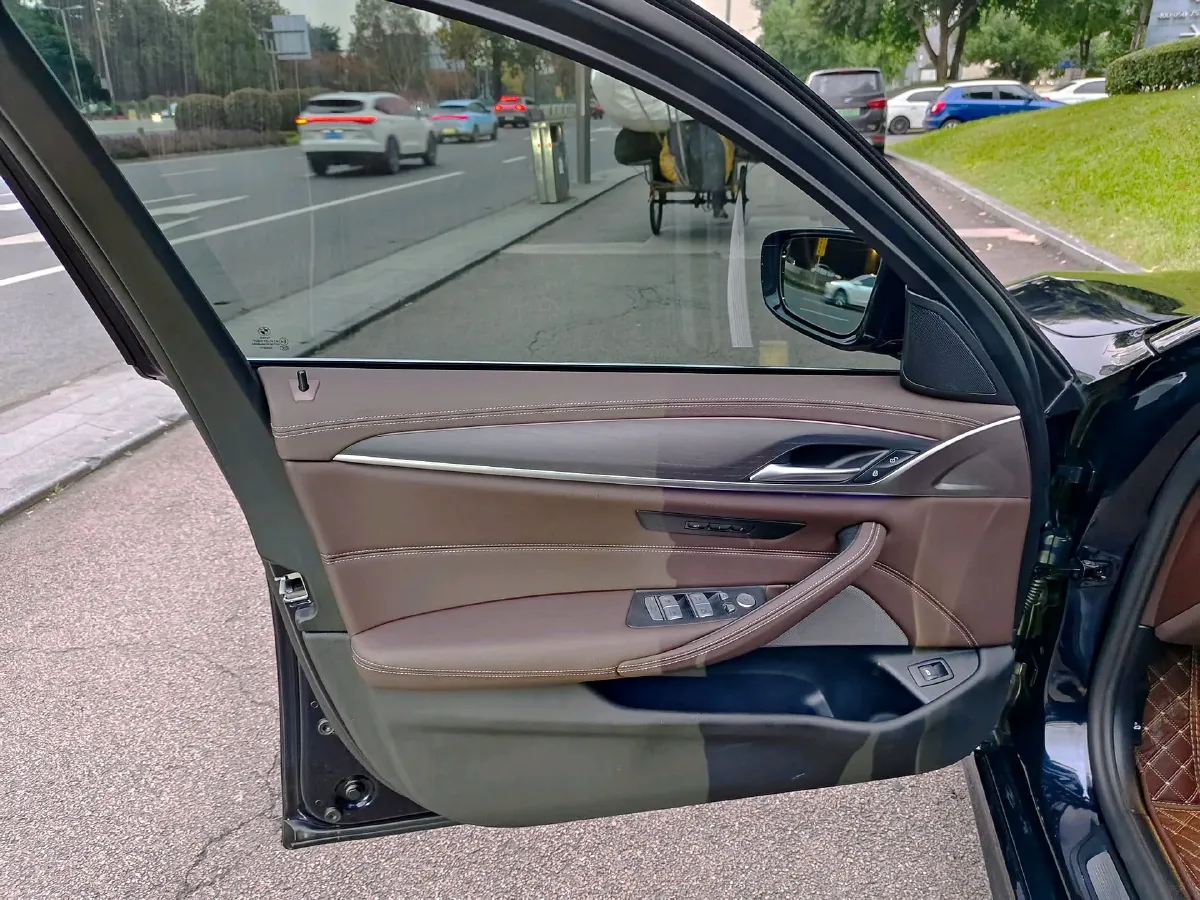 2023 BMW 5 Series 2.0T 245HP L4 8AT,autocango,china used car exporter,china ev exporter,chinese used car exporter,chinese used ev exporter