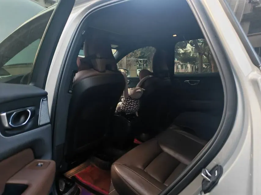 2022 Volvo XC60 2.0T 250HP L4 8AT,autocango,china used car exporter,china ev exporter,chinese used car exporter,chinese used ev exporter