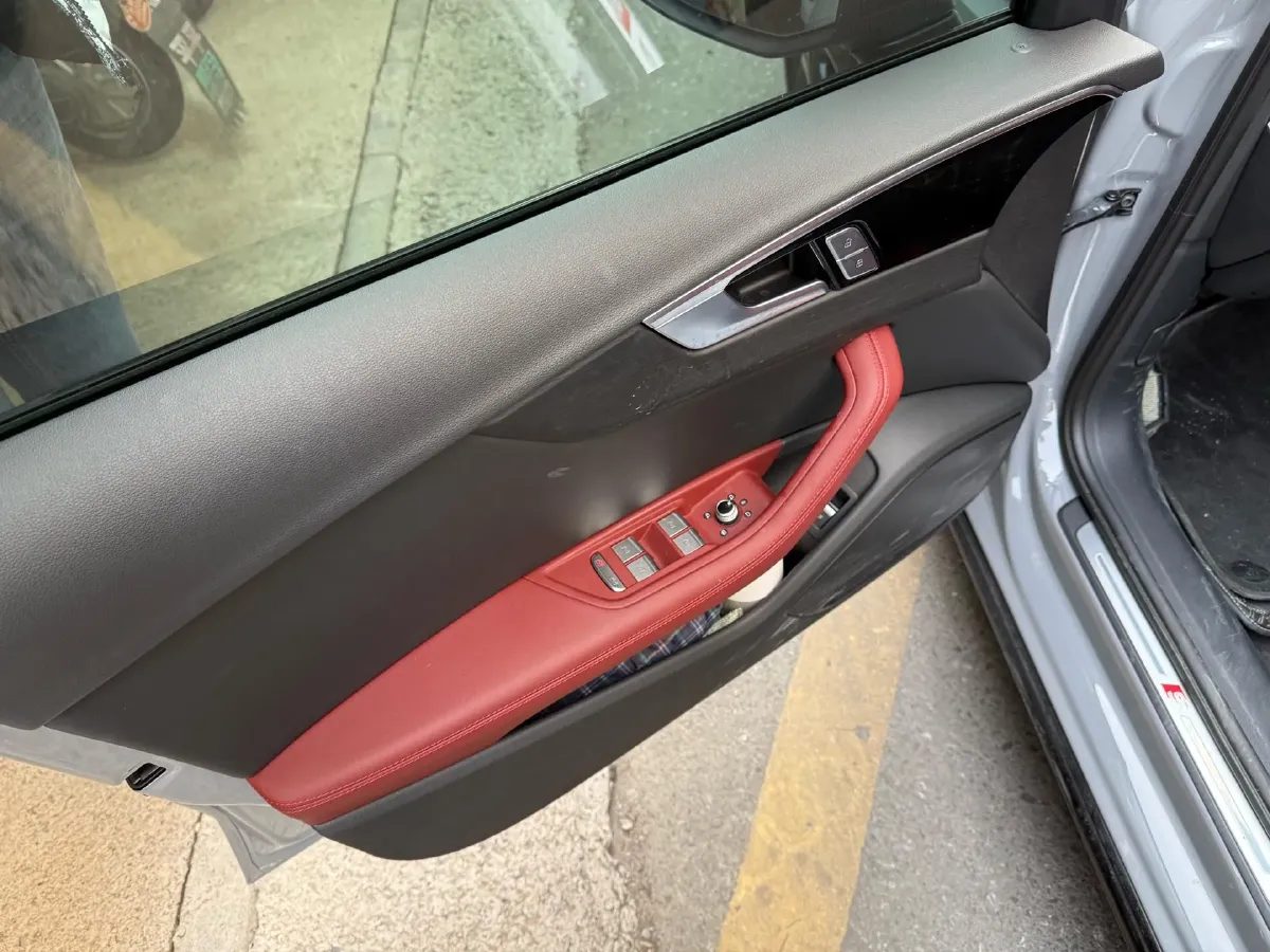 2025 Audi A4L 2.0T 190HP L4 7DCT,autocango,china used car exporter,china ev exporter,chinese used car exporter,chinese used ev exporter