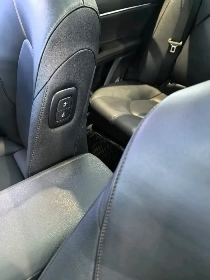 2021 Toyota Camry 2.5L 209HP L4 8AT,autocango,china used car exporter,china ev exporter,chinese used car exporter,chinese used ev exporter