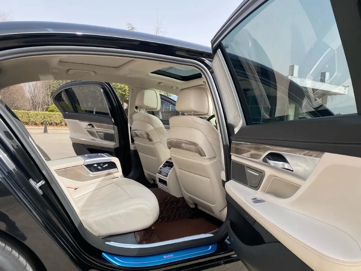 2021 BMW 7 Series 3.0T 340HP L6 8AT,autocango,china used car exporter,china ev exporter,chinese used car exporter,chinese used ev exporter