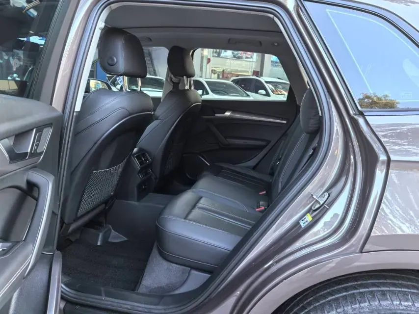 2022 Audi Q5L 2.0T 190HP L4 7DCT,autocango,china used car exporter,china ev exporter,chinese used car exporter,chinese used ev exporter