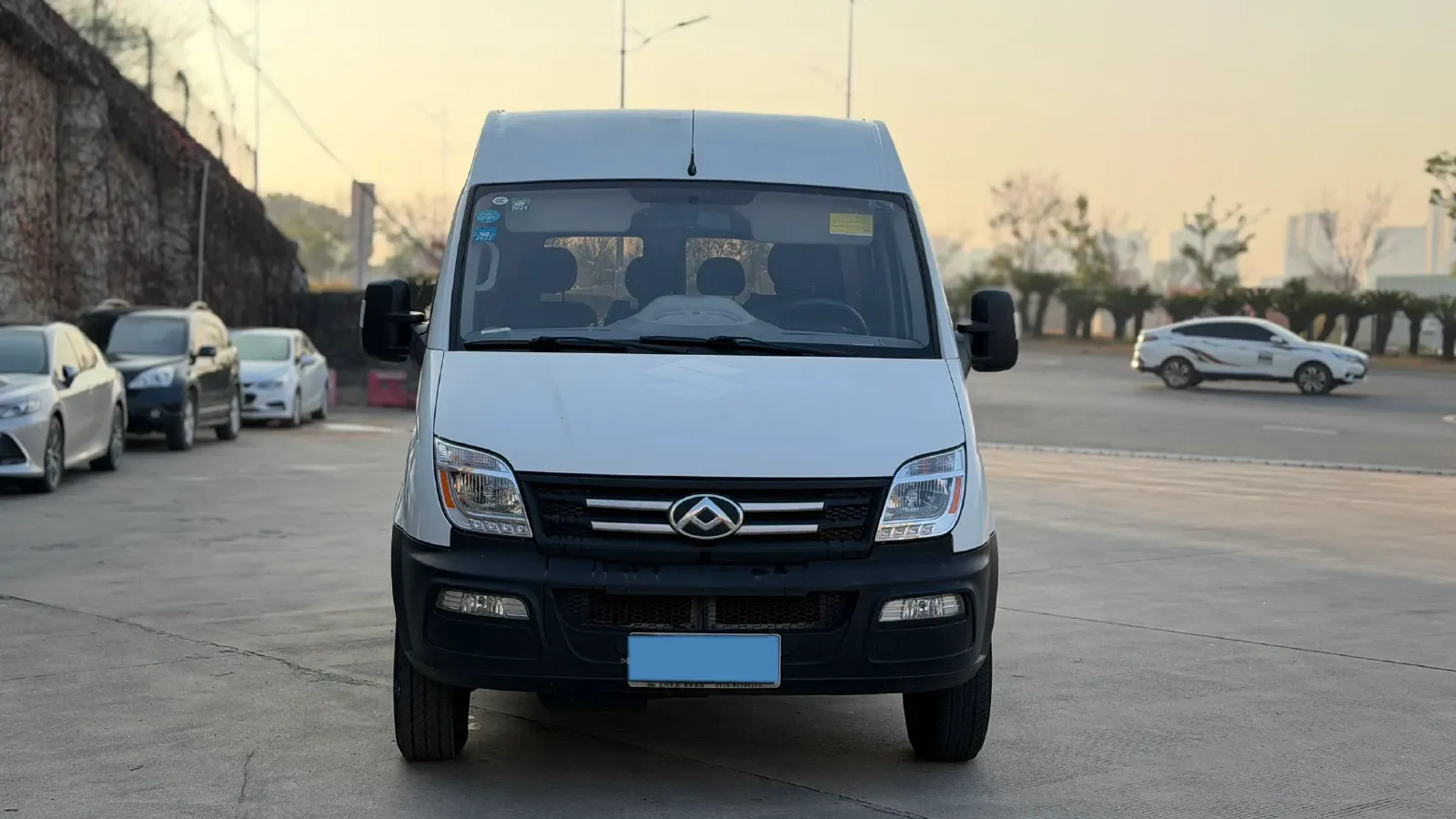 2019 MAXUS XinTu V80 2.5T 136HP L4 6AMT,autocango,china used car exporter,china ev exporter,chinese used car exporter,chinese used ev exporter