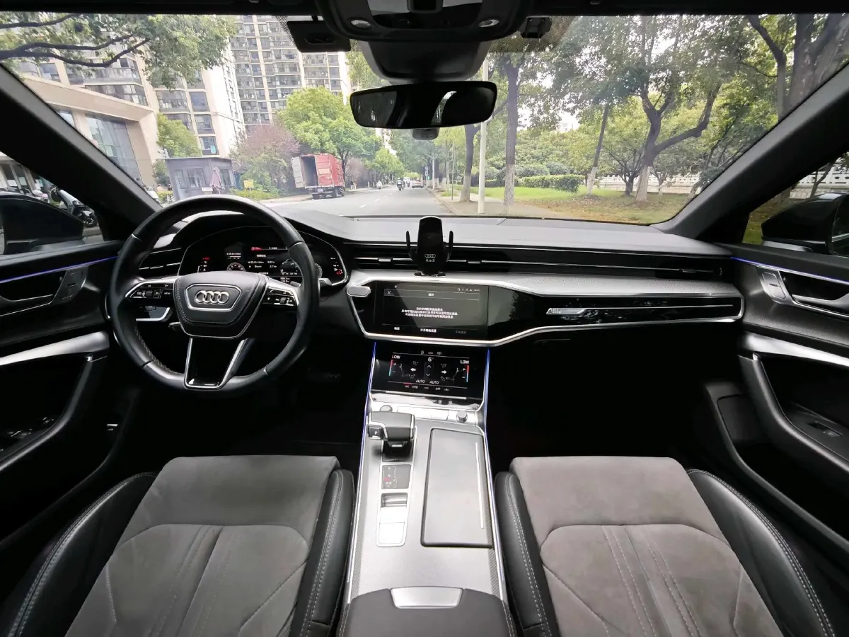 2023 Audi A6L 2.0T 190HP L4 7DCT,autocango,china used car exporter,china ev exporter,chinese used car exporter,chinese used ev exporter