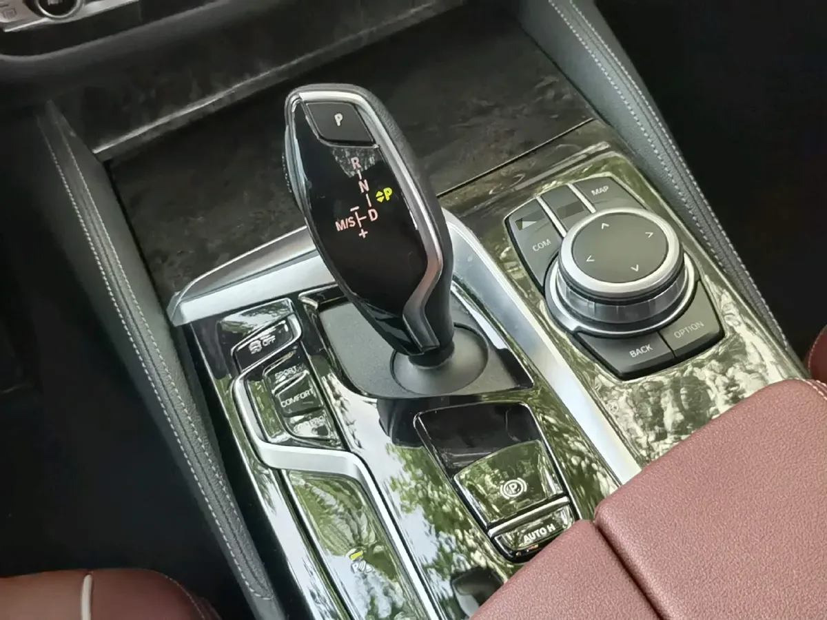 2022 BMW 5 Series 2.0T 184HP L4 8AT,autocango,china used car exporter,china ev exporter,chinese used car exporter,chinese used ev exporter