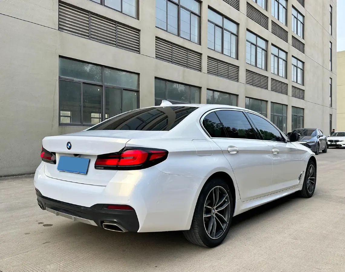 2022 BMW 5 Series 2.0T 184HP L4 8AT,autocango,china used car exporter,china ev exporter,chinese used car exporter,chinese used ev exporter