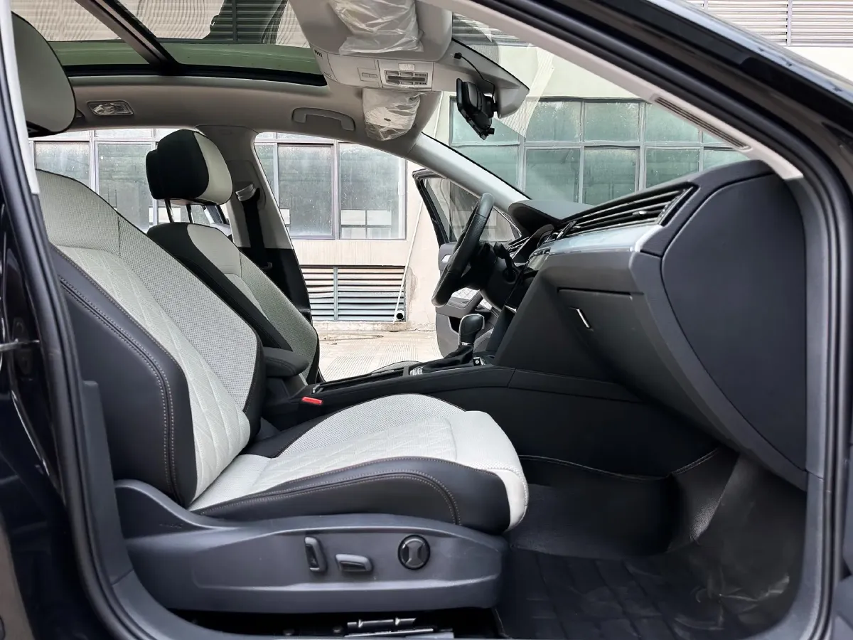 2023 Volkswagen Magotan 2.0T 186HP L4 7DCT,autocango,china used car exporter,china ev exporter,chinese used car exporter,chinese used ev exporter