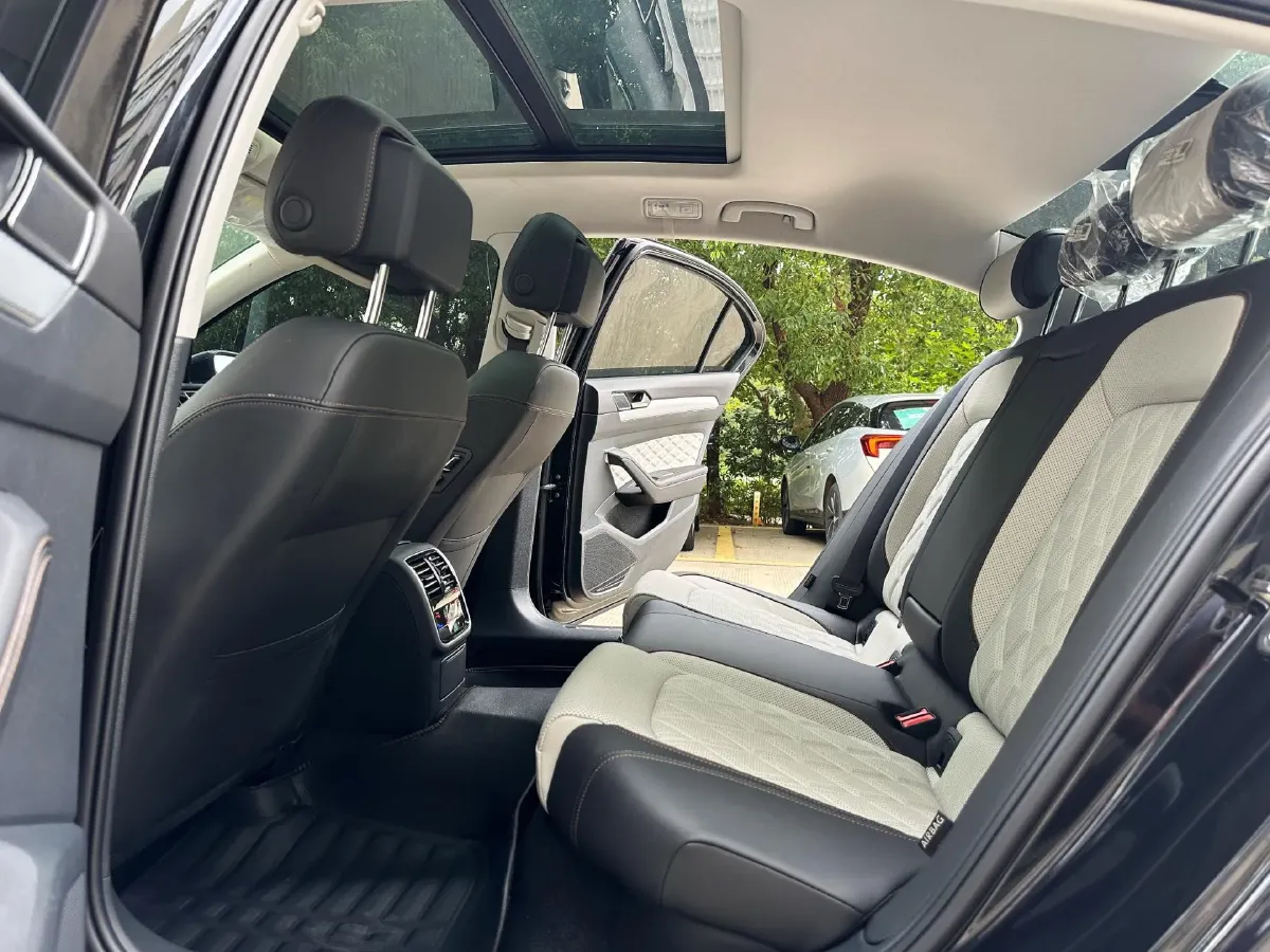 2023 Volkswagen Magotan 2.0T 186HP L4 7DCT,autocango,china used car exporter,china ev exporter,chinese used car exporter,chinese used ev exporter