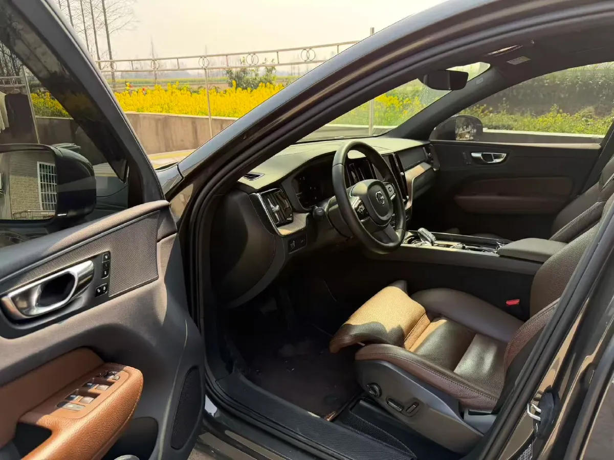 2022 Volvo XC60 2.0T 250HP L4 8AT,autocango,china used car exporter,china ev exporter,chinese used car exporter,chinese used ev exporter