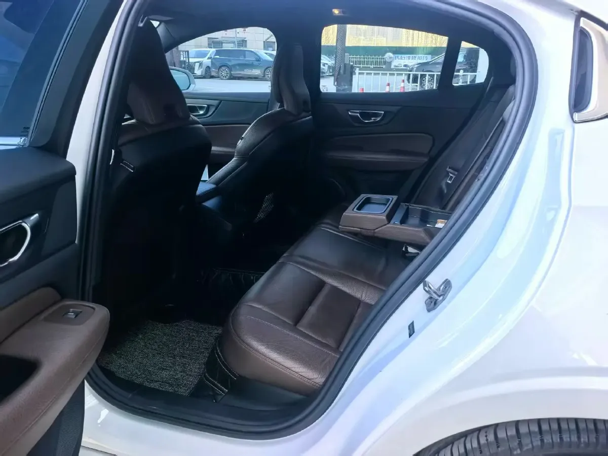 2020 Volvo S60 2.0T 190HP L4 8AT,autocango,china used car exporter,china ev exporter,chinese used car exporter,chinese used ev exporter