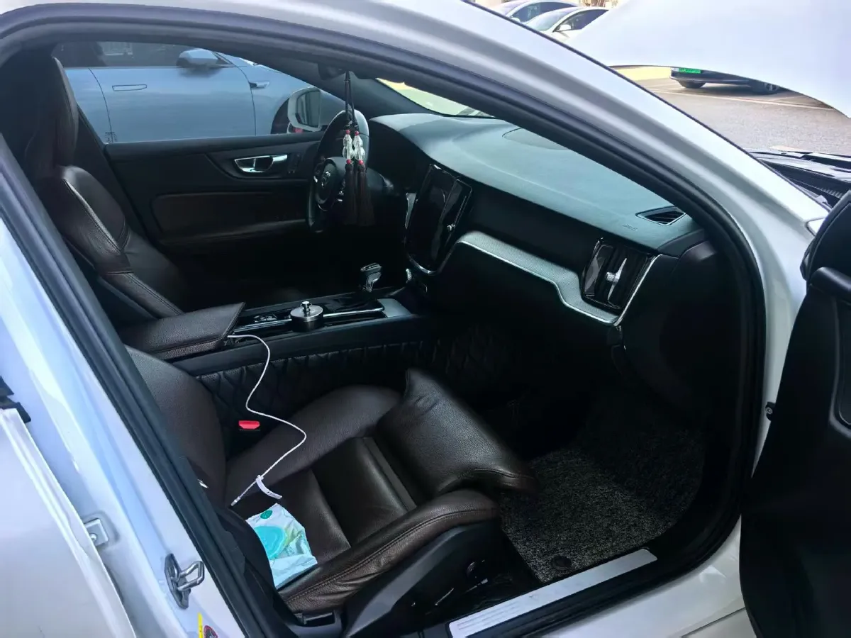 2020 Volvo S60 2.0T 190HP L4 8AT,autocango,china used car exporter,china ev exporter,chinese used car exporter,chinese used ev exporter