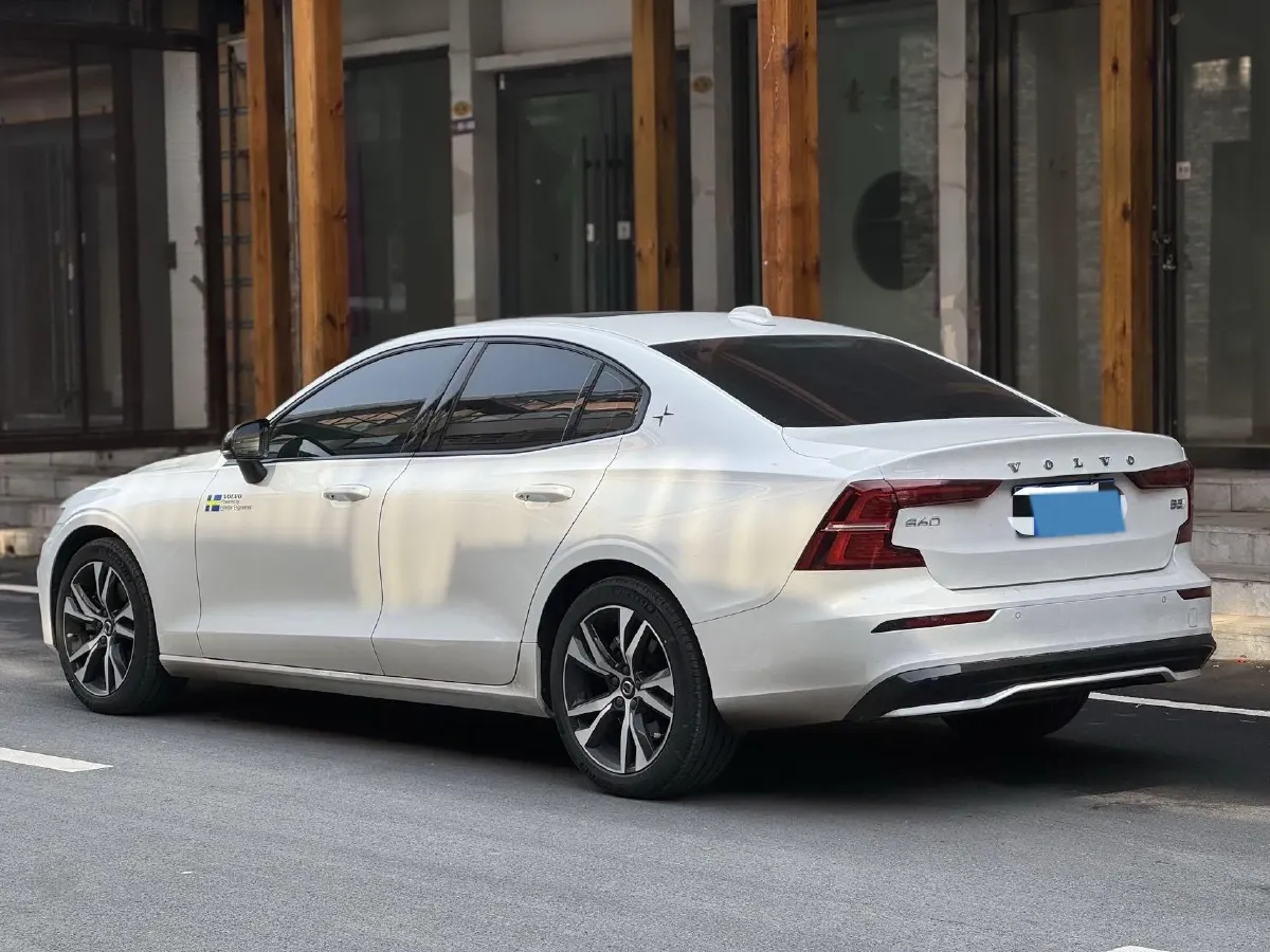 2024 Volvo S60 2.0T 250HP L4 8AT,autocango,china used car exporter,china ev exporter,chinese used car exporter,chinese used ev exporter