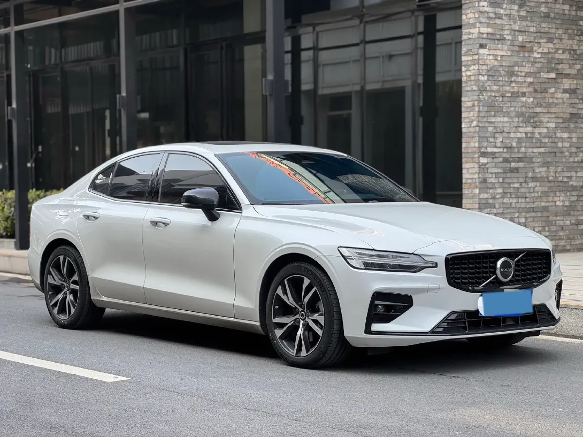 2024 Volvo S60 2.0T 250HP L4 8AT,autocango,china used car exporter,china ev exporter,chinese used car exporter,chinese used ev exporter