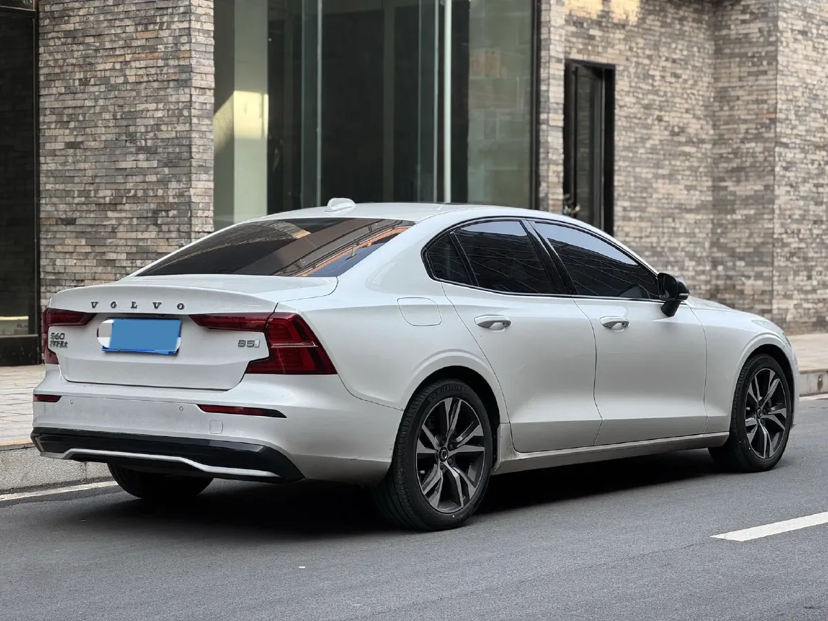 2024 Volvo S60 2.0T 250HP L4 8AT,autocango,china used car exporter,china ev exporter,chinese used car exporter,chinese used ev exporter