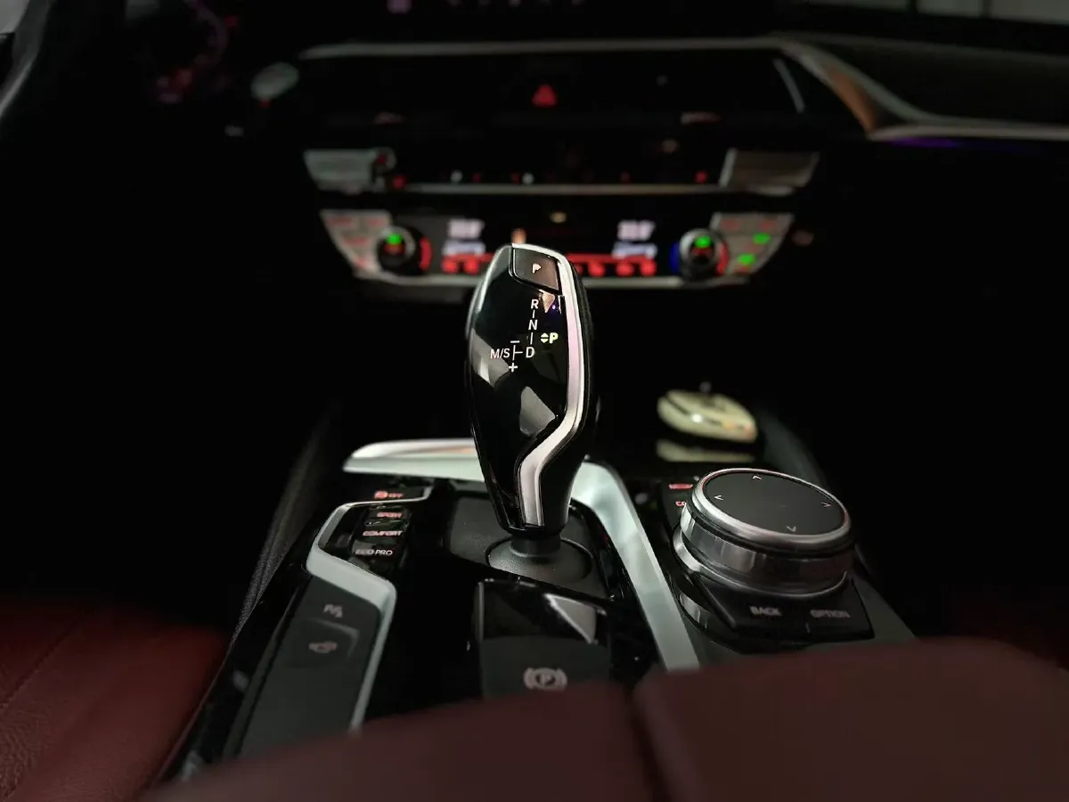 2020 BMW 5 Series 2.0T 252HP L4 8AT,autocango,china used car exporter,china ev exporter,chinese used car exporter,chinese used ev exporter