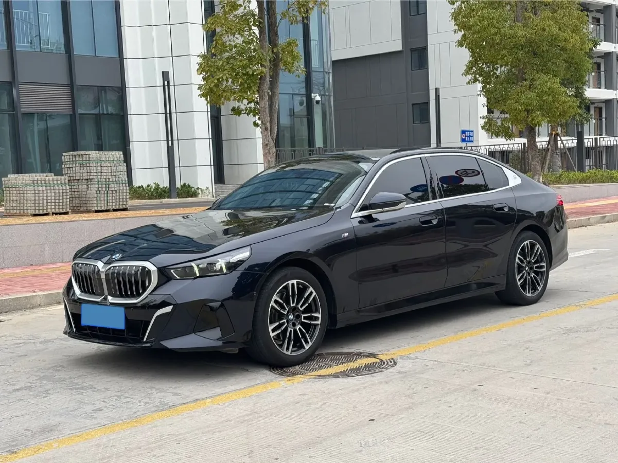 2024 BMW 5 Series 2.0T 190HP L4 8AT,autocango,china used car exporter,china ev exporter,chinese used car exporter,chinese used ev exporter