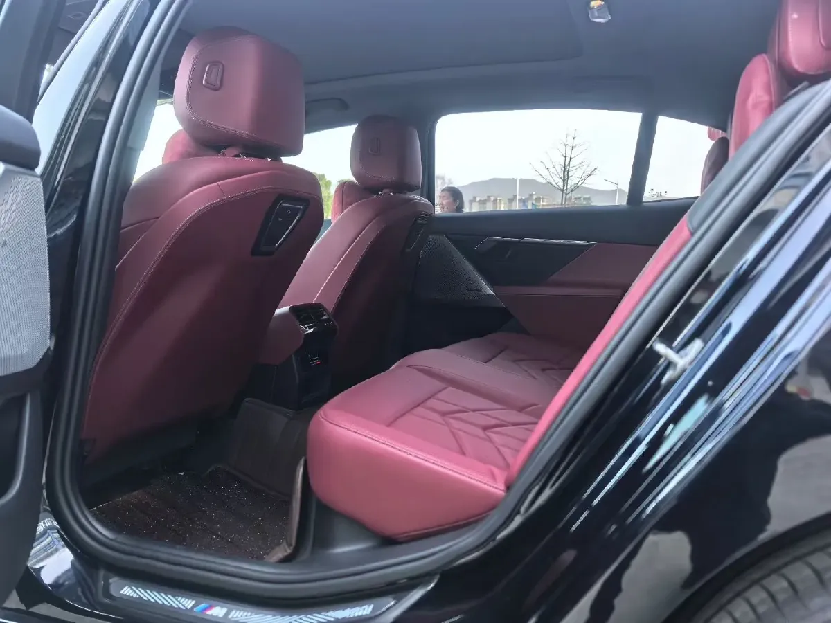 2024 BMW 5 Series 2.0T 190HP L4 8AT,autocango,china used car exporter,china ev exporter,chinese used car exporter,chinese used ev exporter