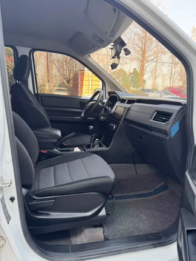 2020 WuLing HongGuang Plus 1.5L 99HP L4 6MT,autocango,china used car exporter,china ev exporter,chinese used car exporter,chinese used ev exporter