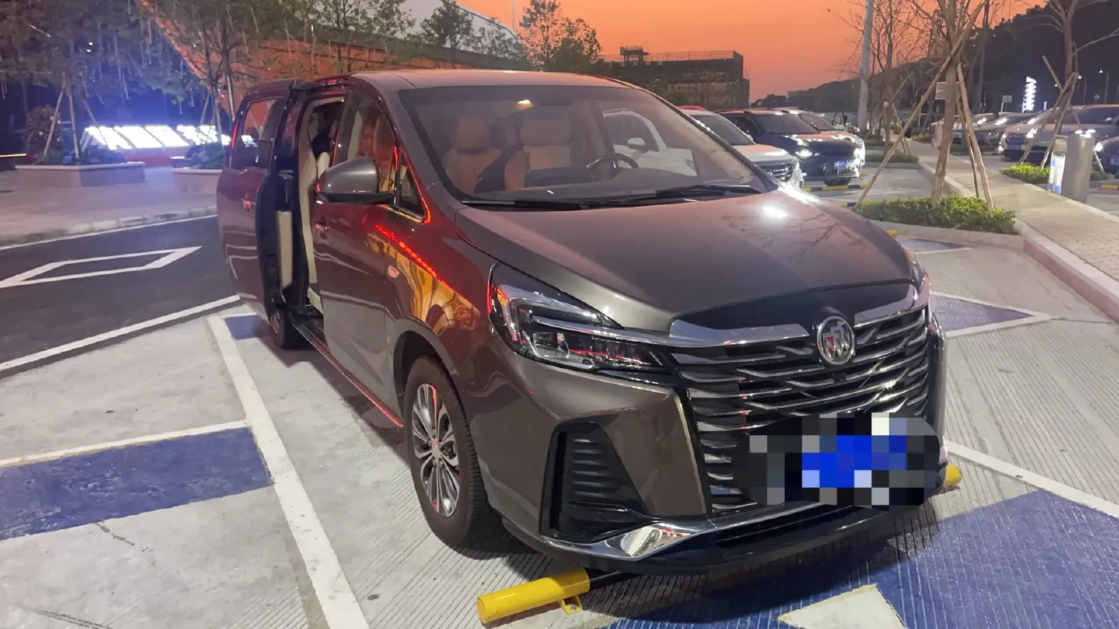 2023 Buick GL8 2.0T 237HP L4 9AT,autocango,china used car exporter,china ev exporter,chinese used car exporter,chinese used ev exporter