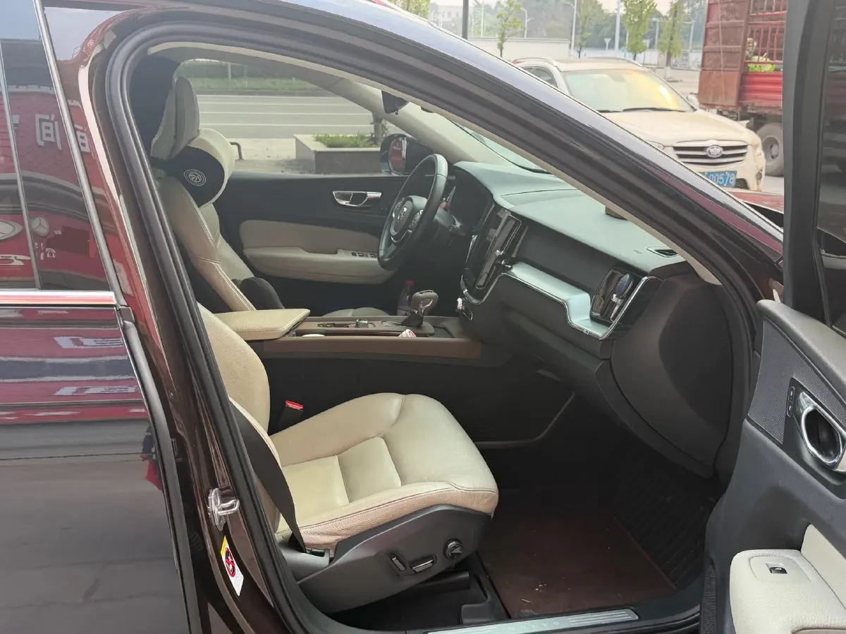 2018 Volvo XC60 2.0T 254HP L4 8AT,autocango,china used car exporter,china ev exporter,chinese used car exporter,chinese used ev exporter