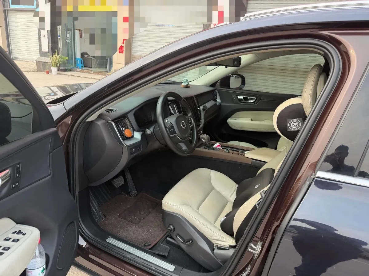 2018 Volvo XC60 2.0T 254HP L4 8AT,autocango,china used car exporter,china ev exporter,chinese used car exporter,chinese used ev exporter